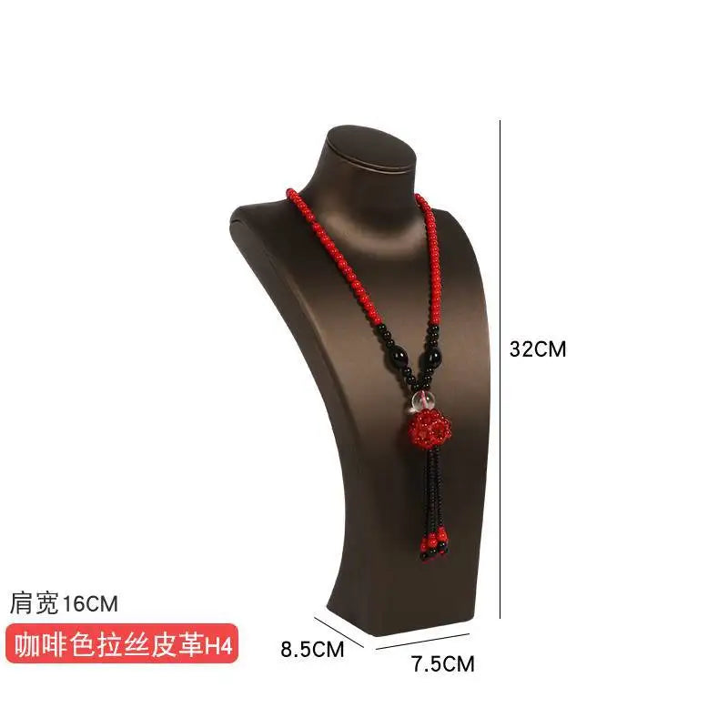 Buste Collier Cuir Simili Blanc Pendentif