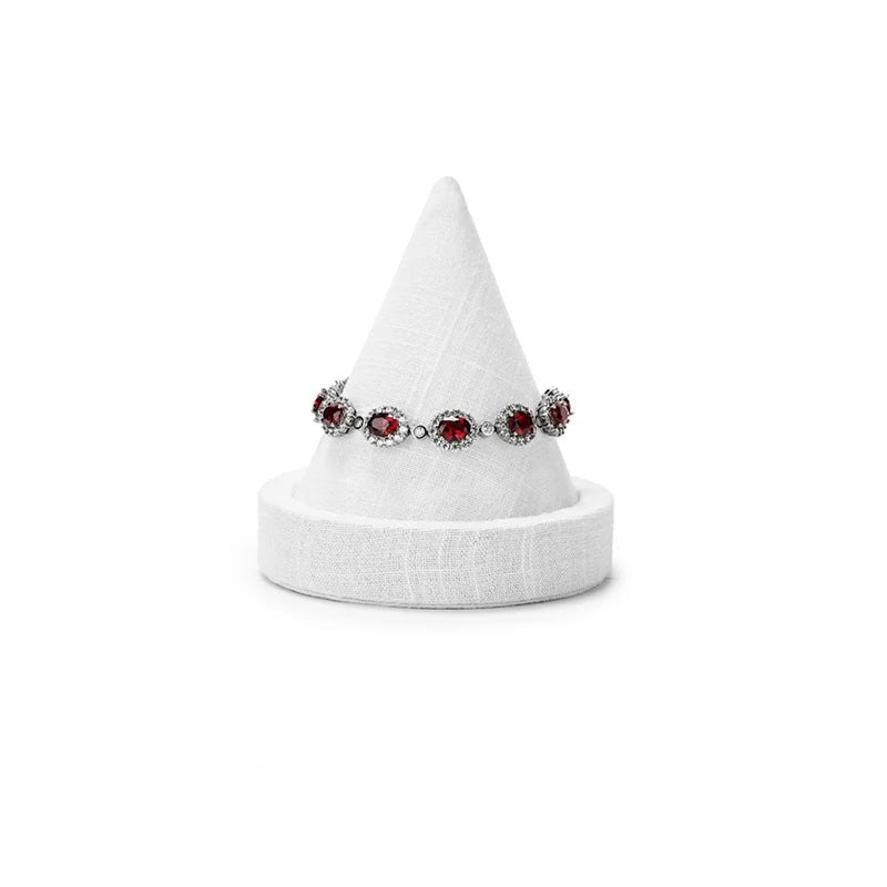 Présentoir bracelet cône – cône blanc en daim microfibre avec bracelet à pierres rouges
