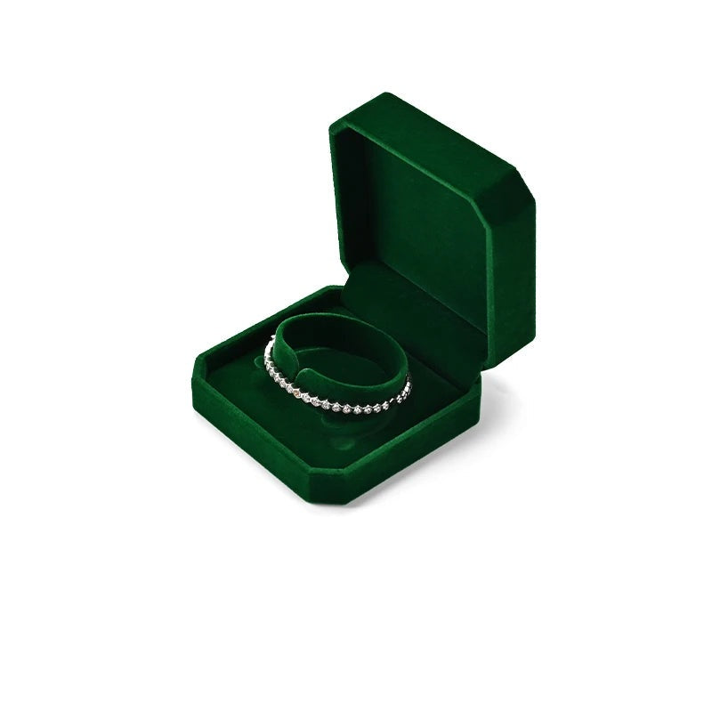 Écrin à bijoux en velours vert foncé – écrin bracelet ouvert, fond blanc