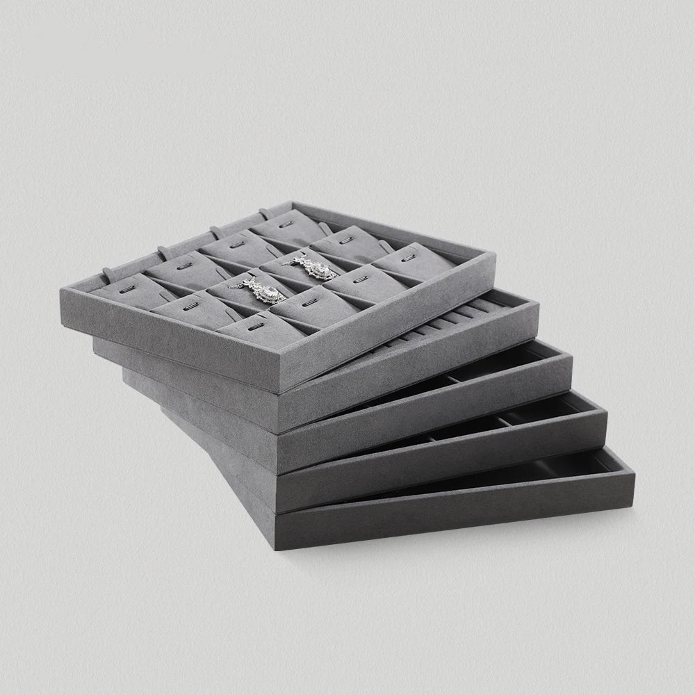 Plateau velours empilable – pile de cinq plateaux gris superposés
