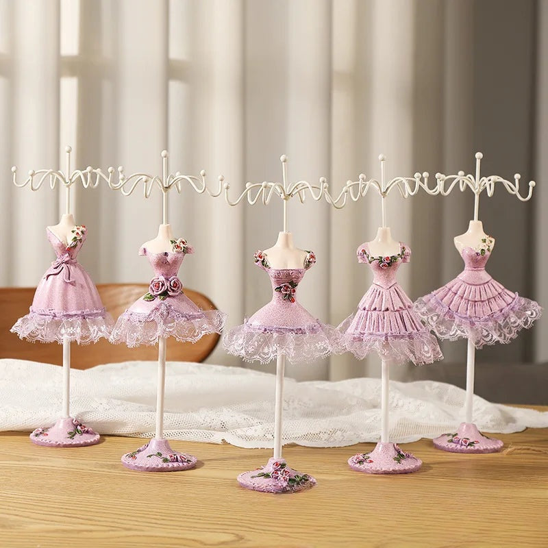 Présentoir bijoux mannequin robe – cinq mannequins robes violettes alignés