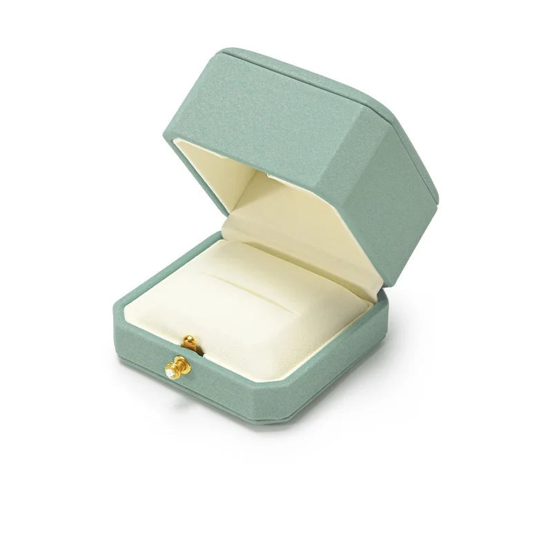Écrin à bague vert sauge – ouvert en vue de trois quarts, fermoir doré