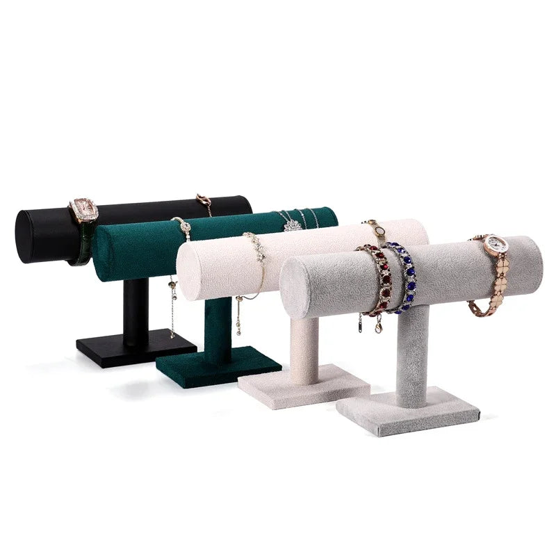 Présentoir bracelet T-bar en suédine – quatre T-bars noir, vert, beige et gris alignés