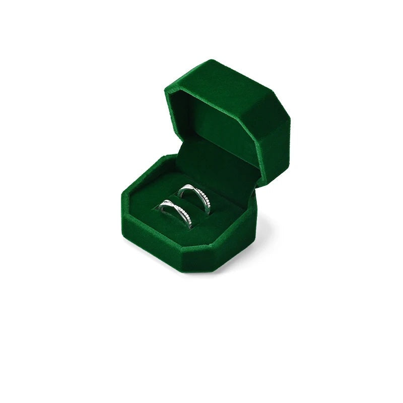 Écrin à bijoux en velours vert foncé – écrin double bague ouvert, fond blanc
