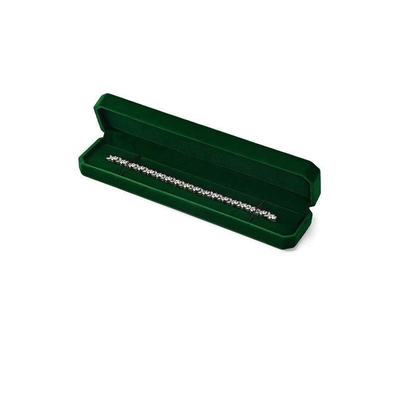 Écrin à bijoux en velours vert foncé – écrin longue chaîne ouvert avec bracelet, fond blanc