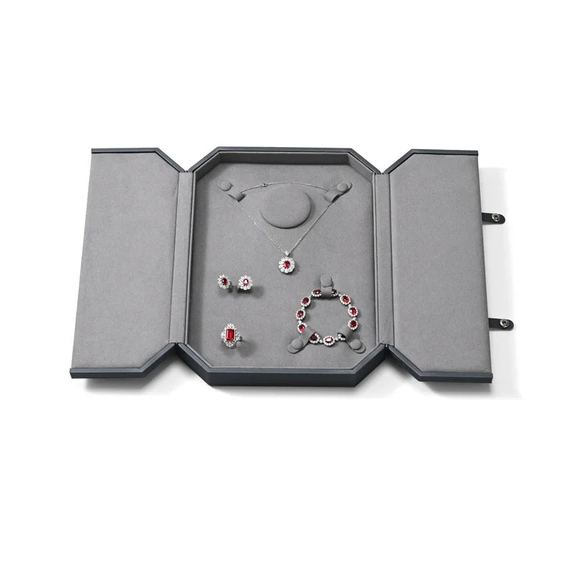 Coffret double volet – intérieur gris avec parure de pierres rouges