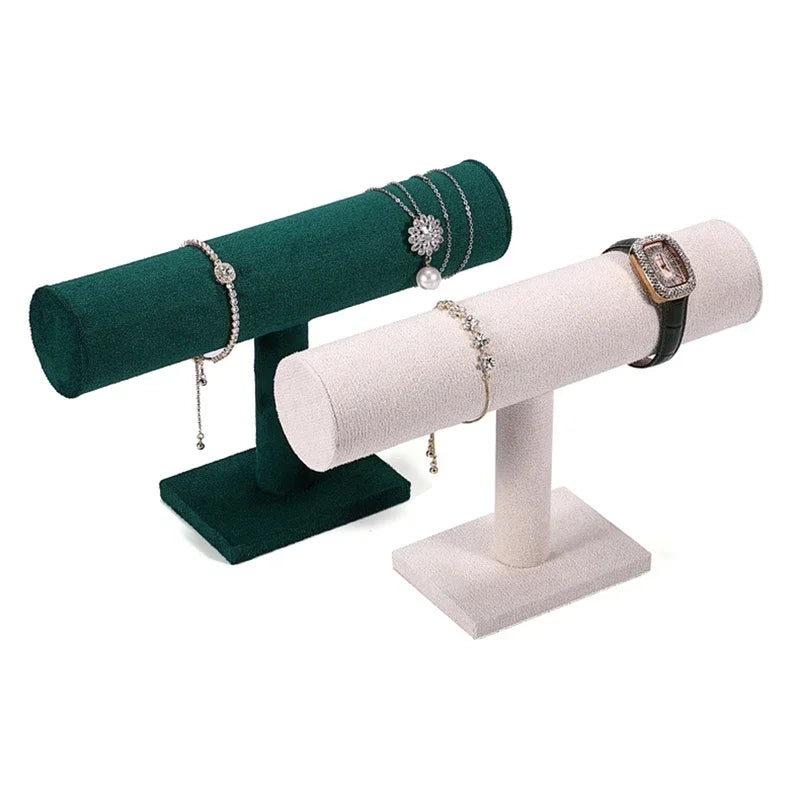 Présentoir bracelet T-bar en suédine – T-bars vert et beige avec bijoux