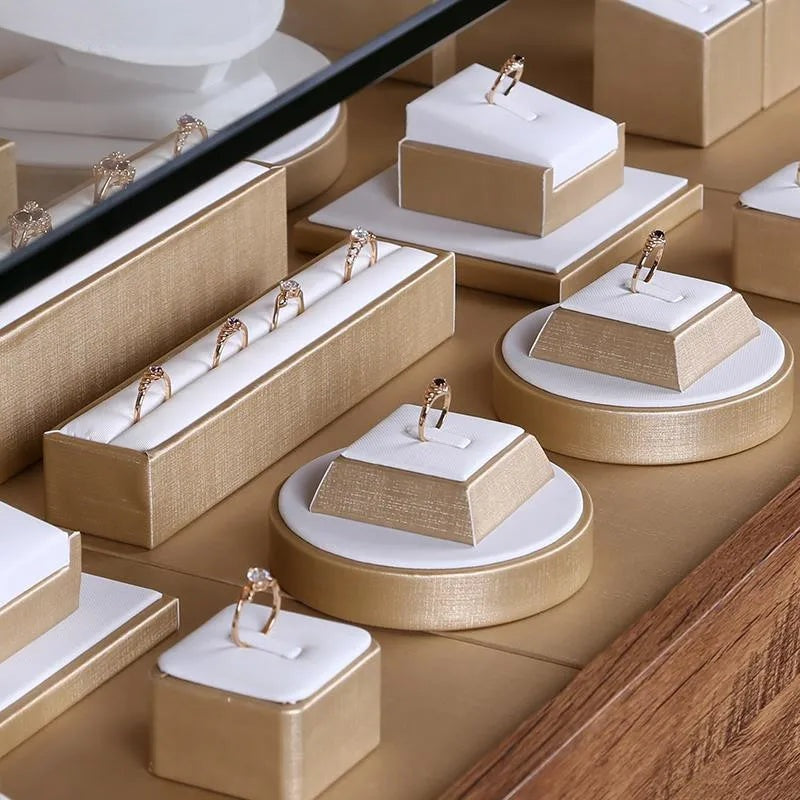 Présentoir Bague Simili Cuir Blanc Champagne, 6 Modèles