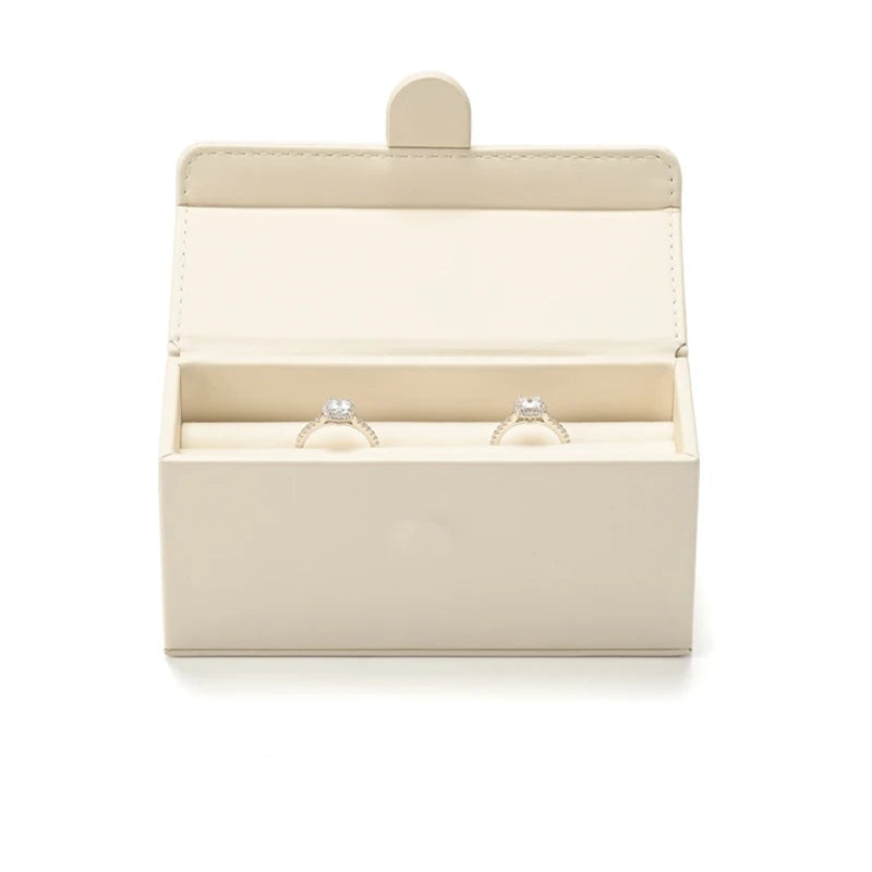 Boîte à bagues cuir PU – coloris beige, boîte ouverte avec deux bagues