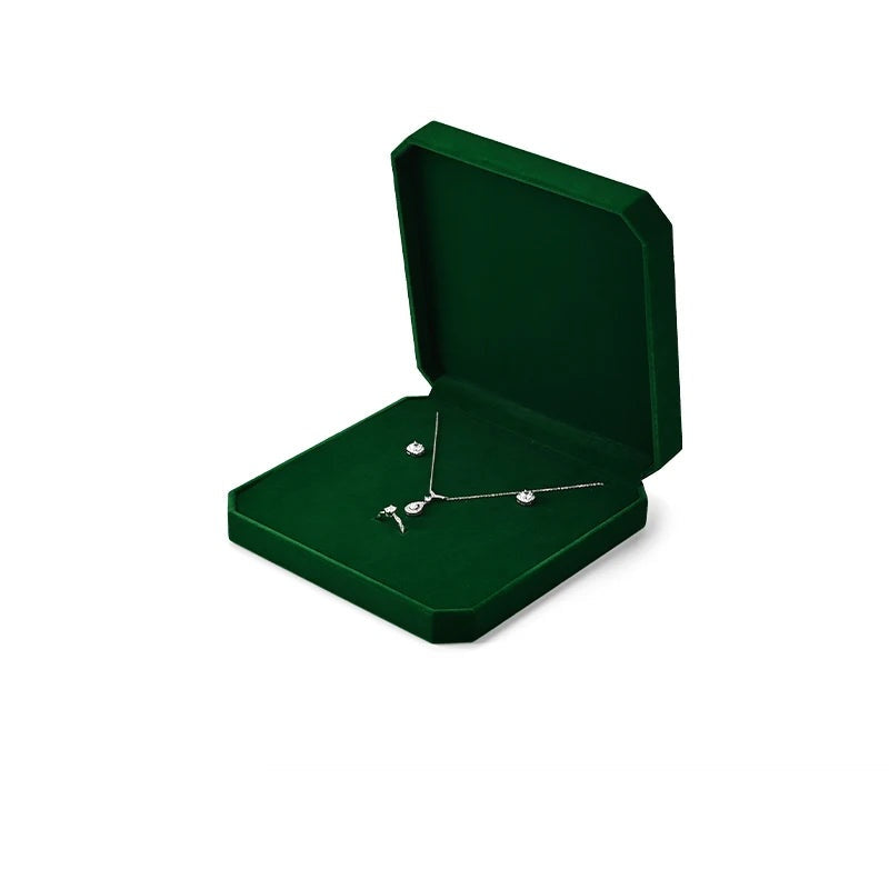 Écrin à bijoux en velours vert foncé – écrin parure ouvert, fond blanc