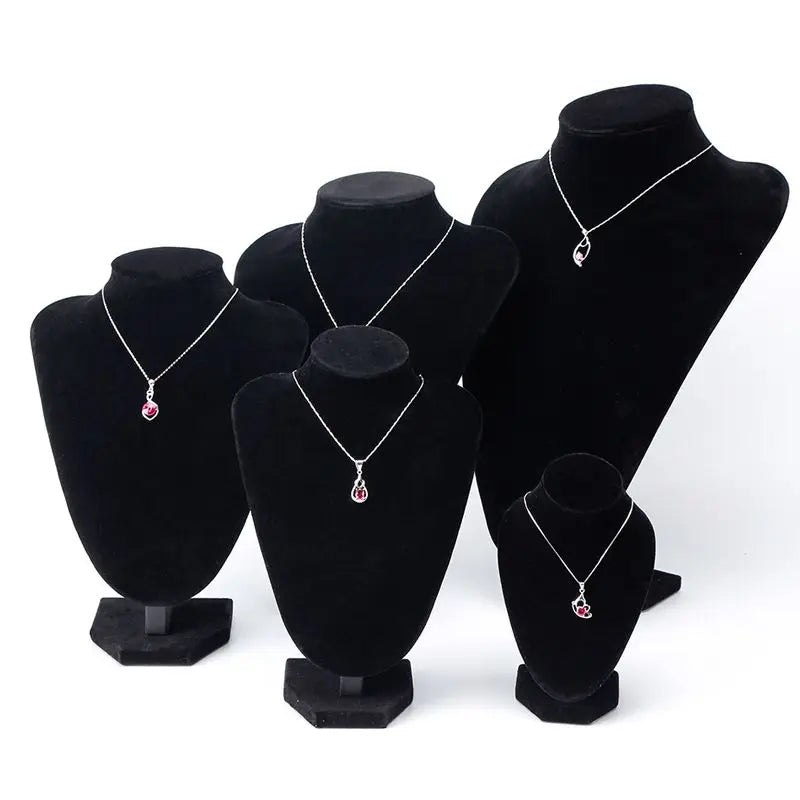 Buste Collier Simili Cuir Noir Pendentif