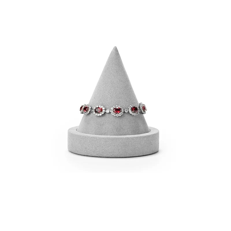 Présentoir bracelet cône – cône gris clair avec bracelet à pierres rouges