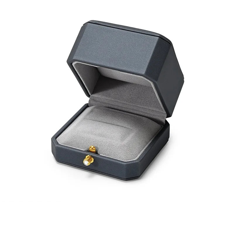 Écrin à bague bleu ardoise – ouvert sur le coussin gris, fond blanc