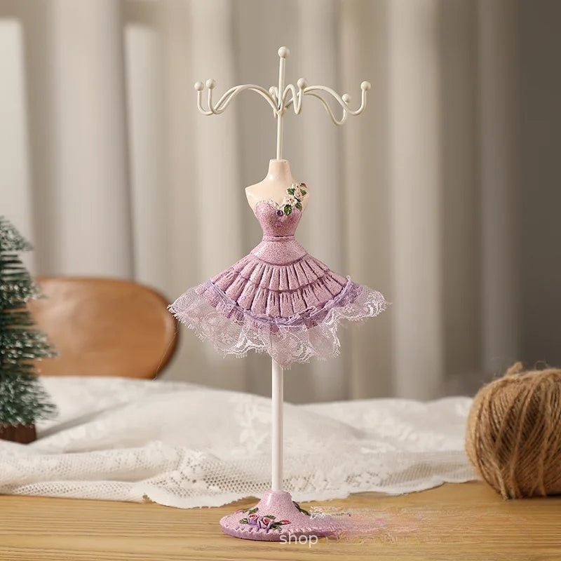 Présentoir bijoux mannequin robe – robe violette à volants et tulle