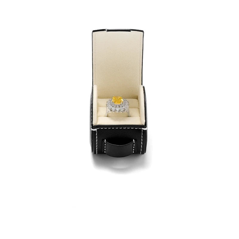 Écrin à bague en cuir PU – version intérieur beige, ouverte