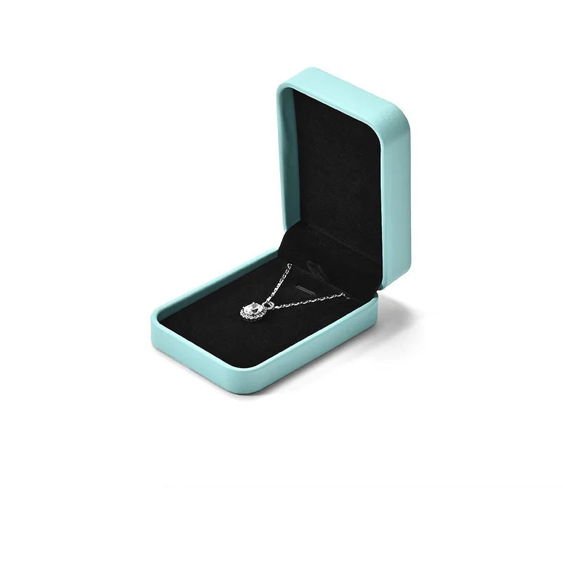 Écrin bijoux cuir turquoise – détail de la bague dans l'intérieur noir