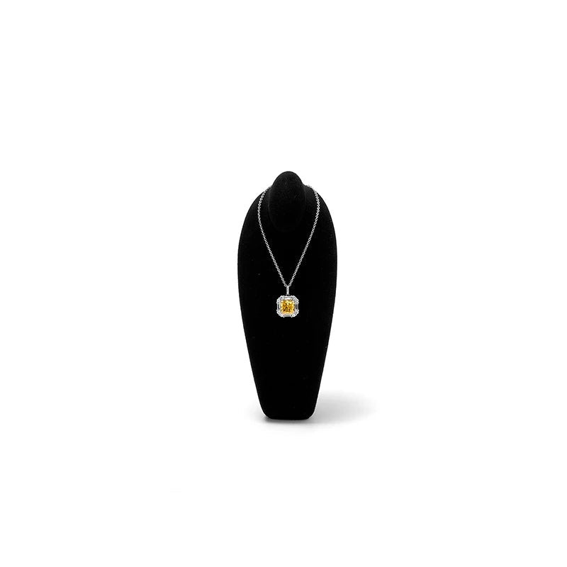 Buste collier microfibre noir 18,7 cm sur fond blanc