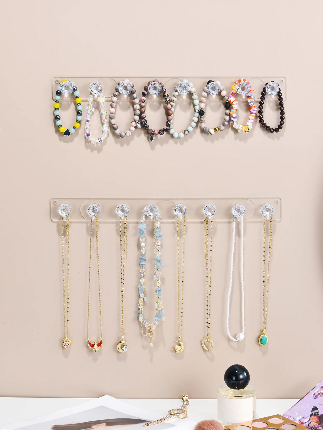 Porte bijoux mural acrylique – deux barrettes de 8 crochets posées au mur, colliers et bracelets perlés suspendus