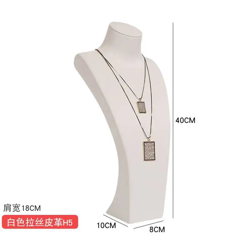 Buste Collier Cuir Simili Blanc Pendentif
