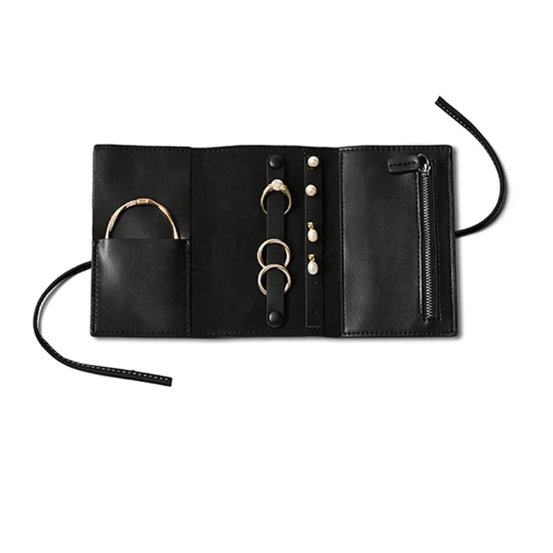 Pochette bijoux à rouleau – Pochette noire ouverte, intérieur noir, 14 x 26 cm