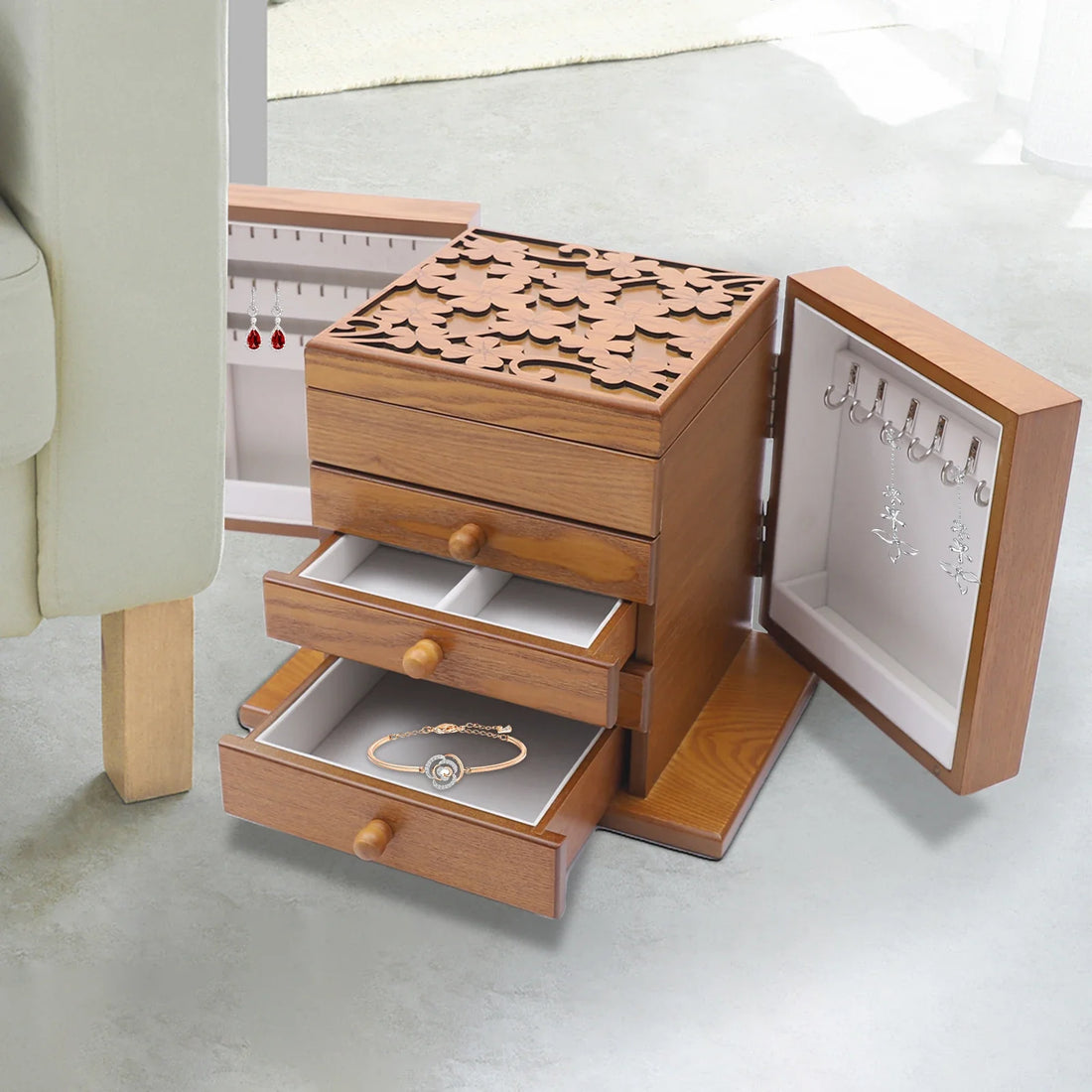 Boîte à bijoux en bois – tiroirs sortis et portes latérales à crochets