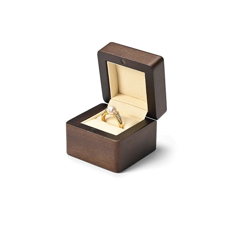 Boîte à bague en bois foncé – intérieur beige, vue de face