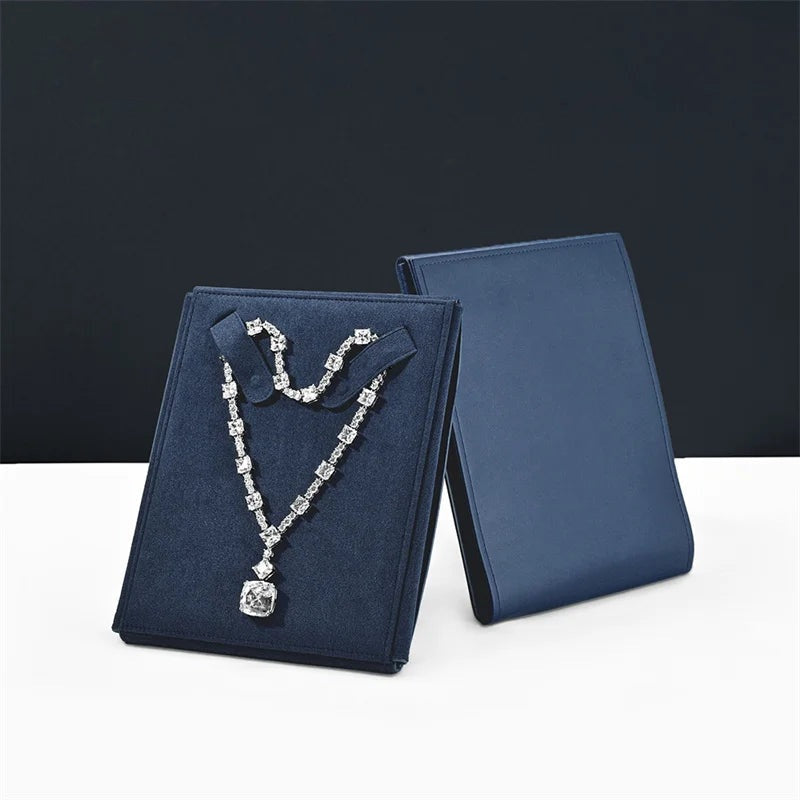 Pochette collier cuir bleu – collier déployé sur les rabats dépliés