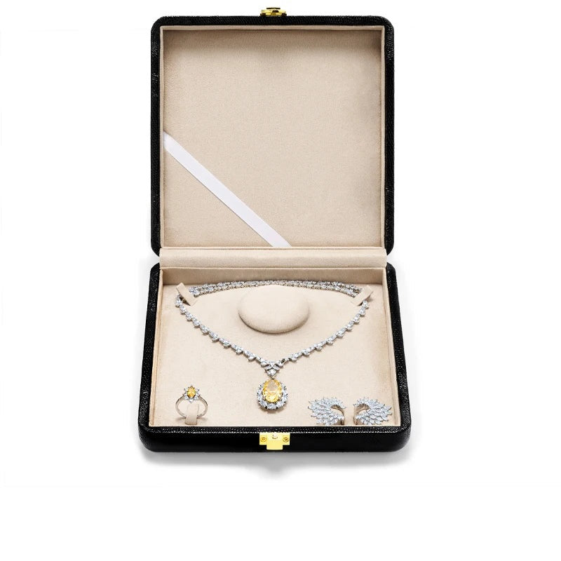 Écrin à bijoux en cuir noir – modèle parure, intérieur beige, fond blanc