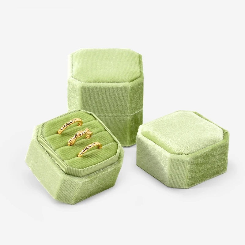 Écrin à bagues velours – vert clair ouvert avec trois bagues