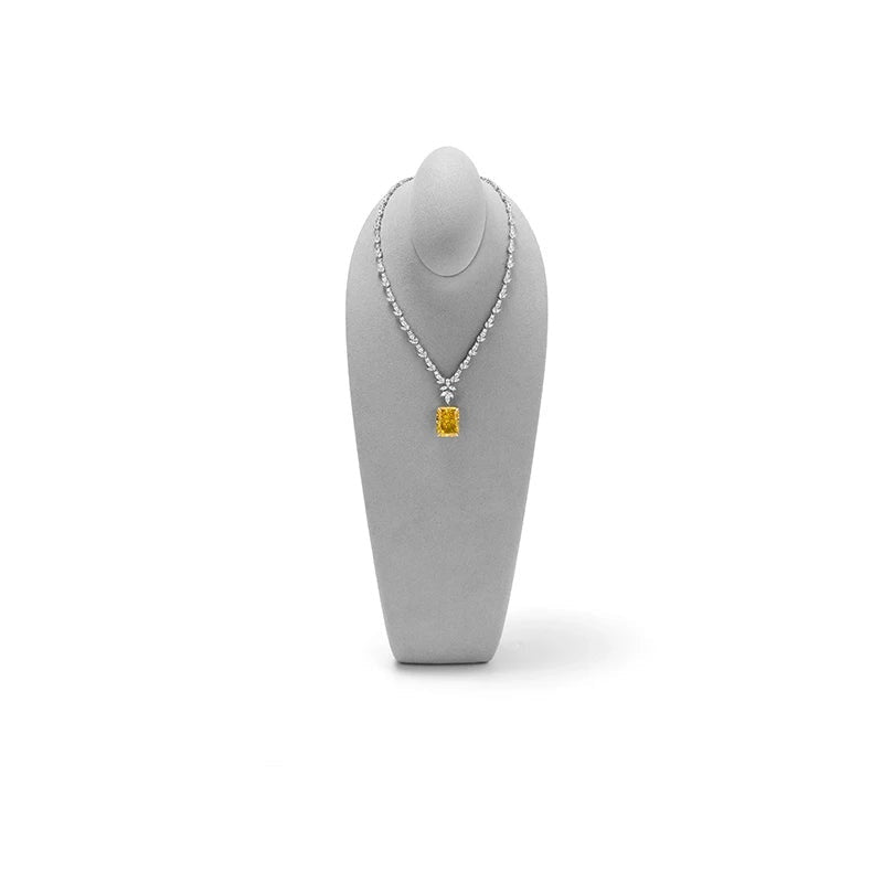 Buste collier microfibre gris 36,5 cm sur fond blanc