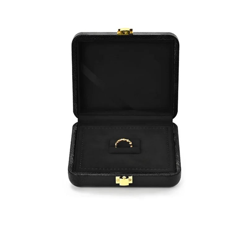 Écrin à bijoux en cuir noir – modèle bague, intérieur noir, fond blanc