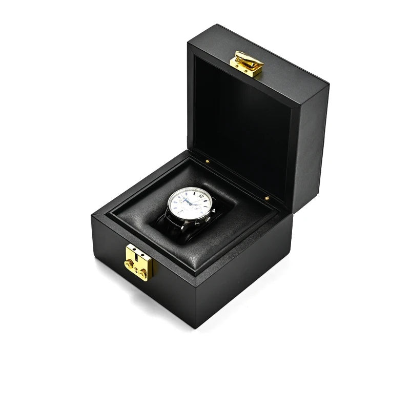 Étui montre simili cuir noir – vue de trois quarts sur fond blanc