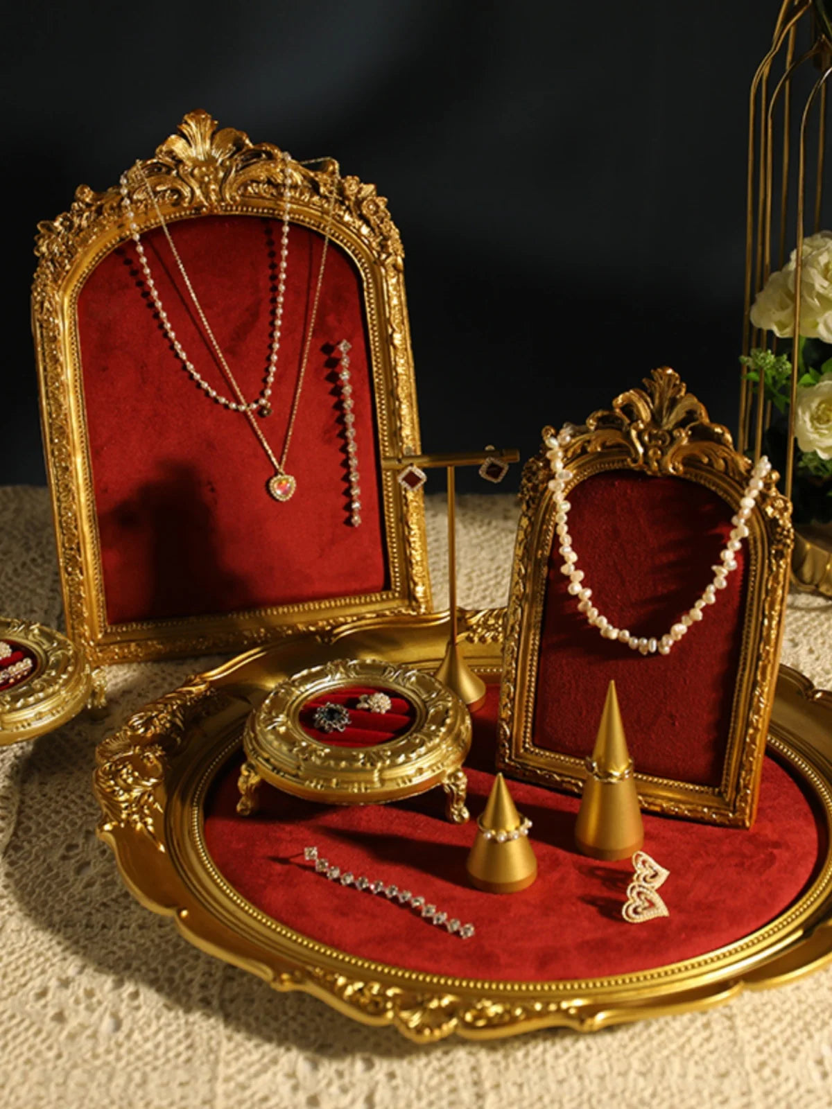 Présentoir Bijoux Velours Rouge et Doré