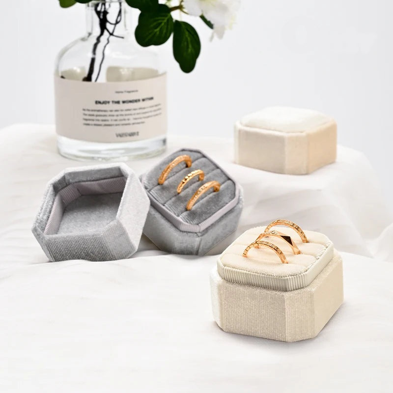 Écrin à bagues velours – gris et beige ouverts avec bagues