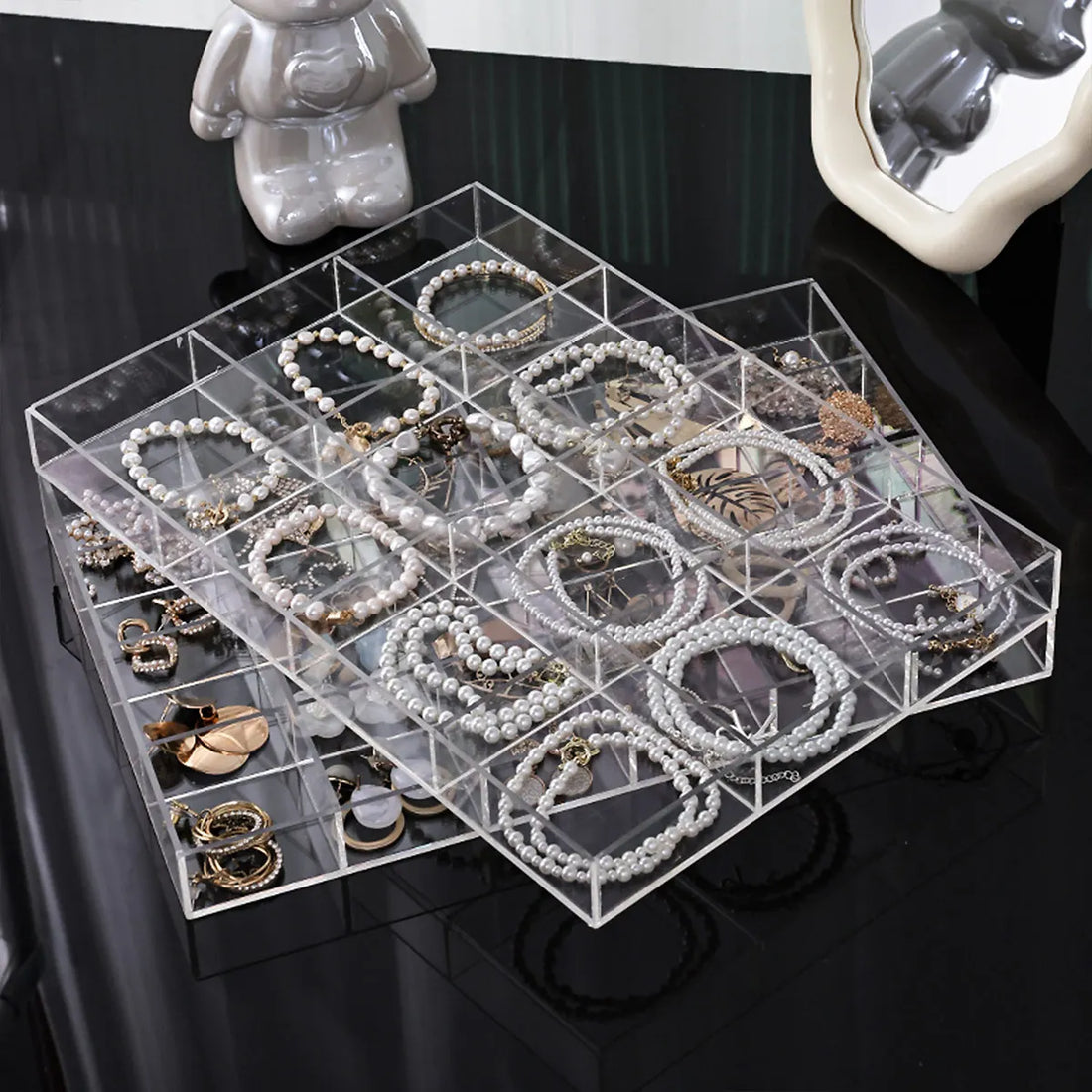 Plateau transparent – deux plateaux superposés avec bracelets de perles et boucles d'oreilles