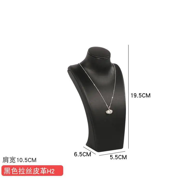 Buste Collier Cuir Simili Blanc Pendentif