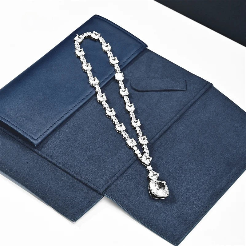 Pochette collier cuir bleu – collier posé sur le panneau central avec rabats ouverts