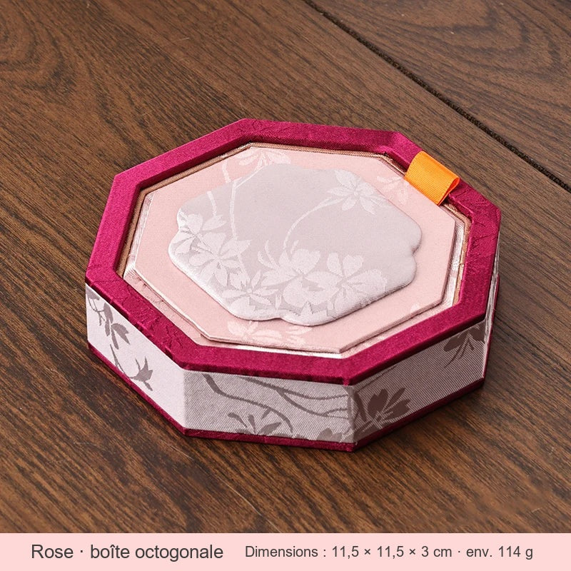 Boîte à bijoux en brocart rose – boîte octogonale 11,5 x 11,5 x 3 cm sur table en bois