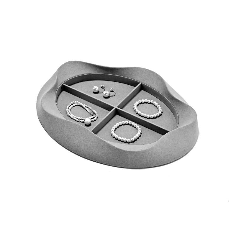 Plateau velours gris pétale – détail des rainures à bagues avec bague et bracelet