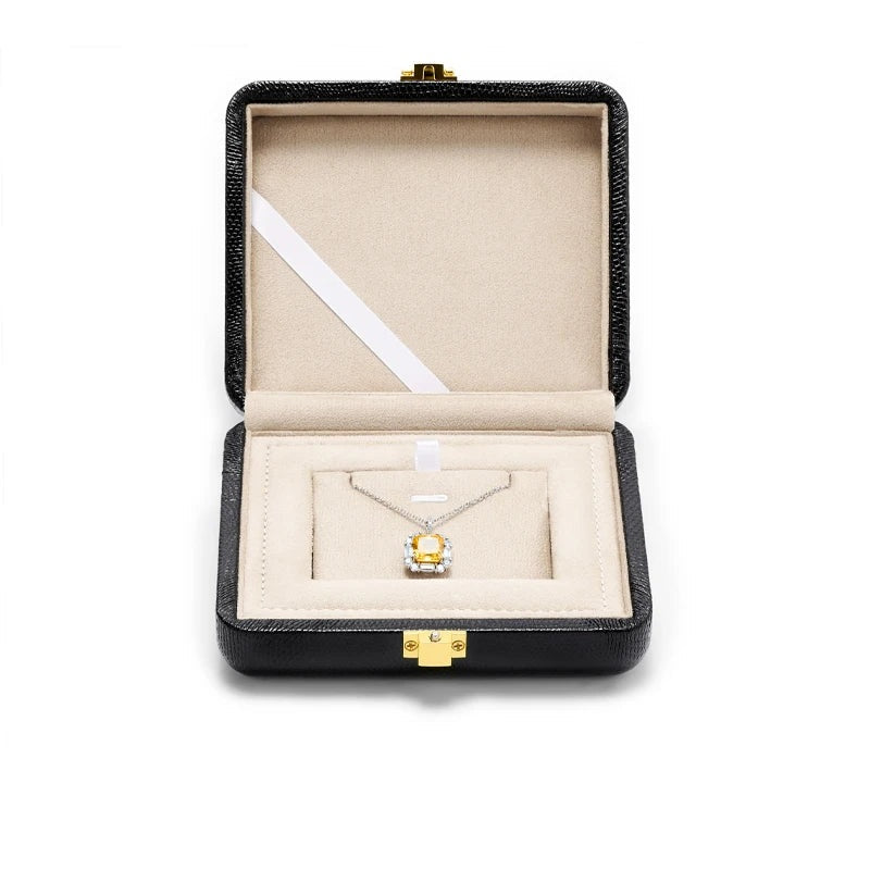 Écrin à bijoux en cuir noir – modèle pendentif, intérieur beige, fond blanc