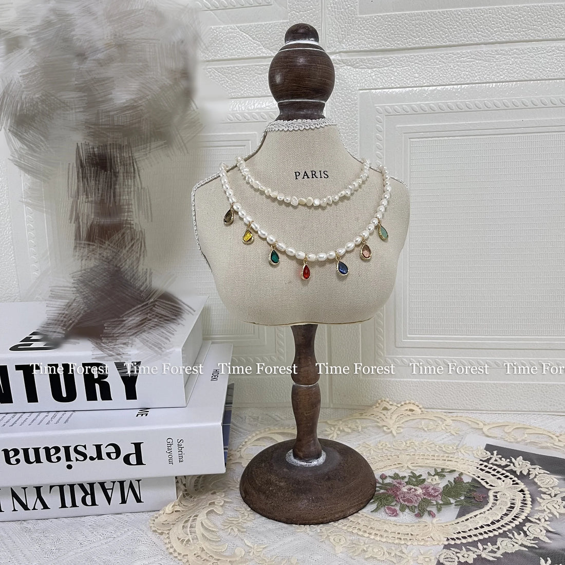 Buste collier tissu beige – Inscription Paris Grand