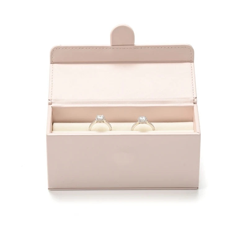 Boîte à bagues cuir PU – coloris rose, boîte ouverte avec deux bagues