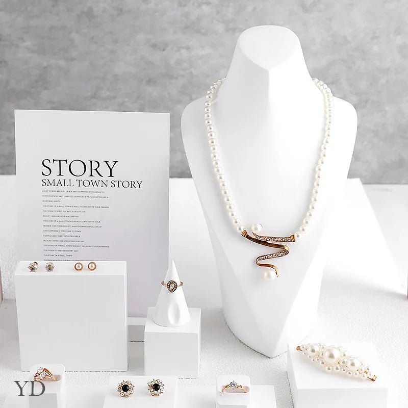 Buste Collier Résine Blanche Cuir Mannequin