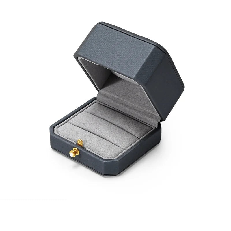 Écrin à bague bleu ardoise – ouvert en vue de trois quarts, intérieur gris