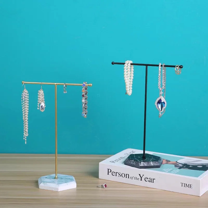 Présentoir Collier Métal Socle Marbre Élégant