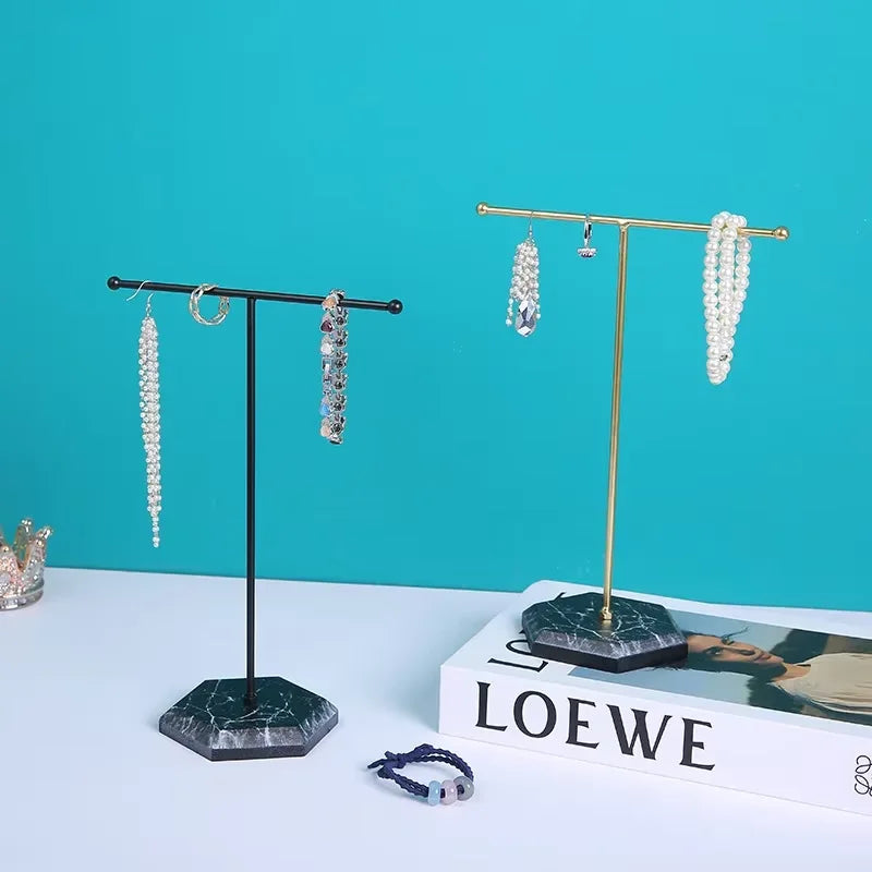 Présentoir Collier Métal Socle Marbre Élégant