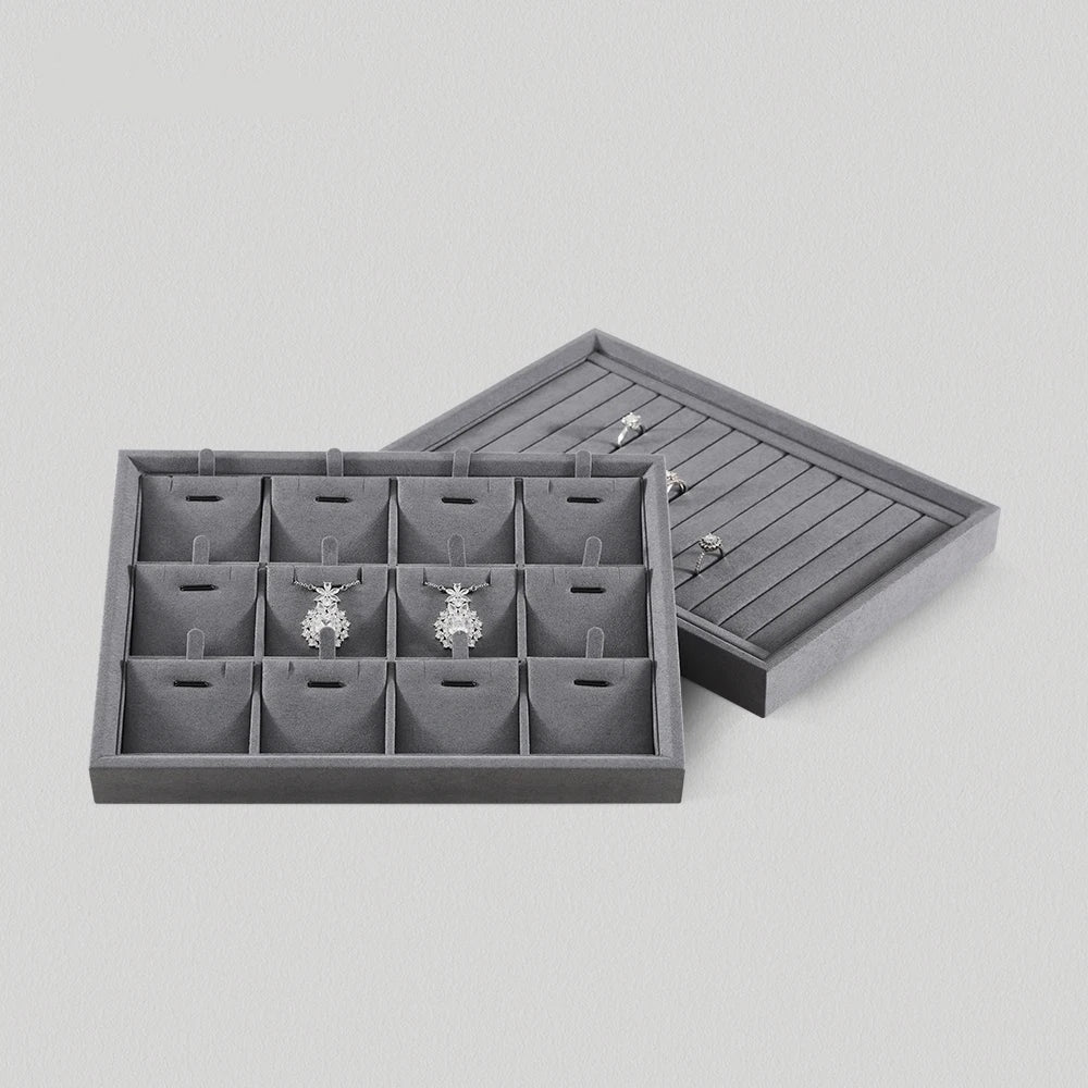 Plateau velours empilable – plateau gris à pendentifs 12 cases avec plateau à bagues posé derrière