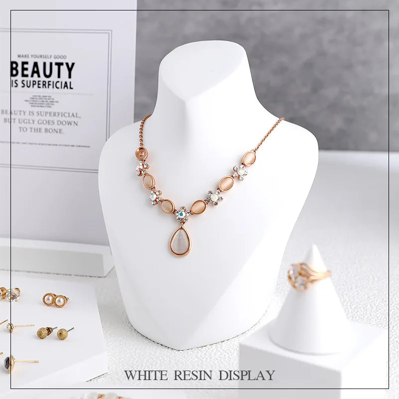 Buste Collier Résine Blanche Cuir Mannequin