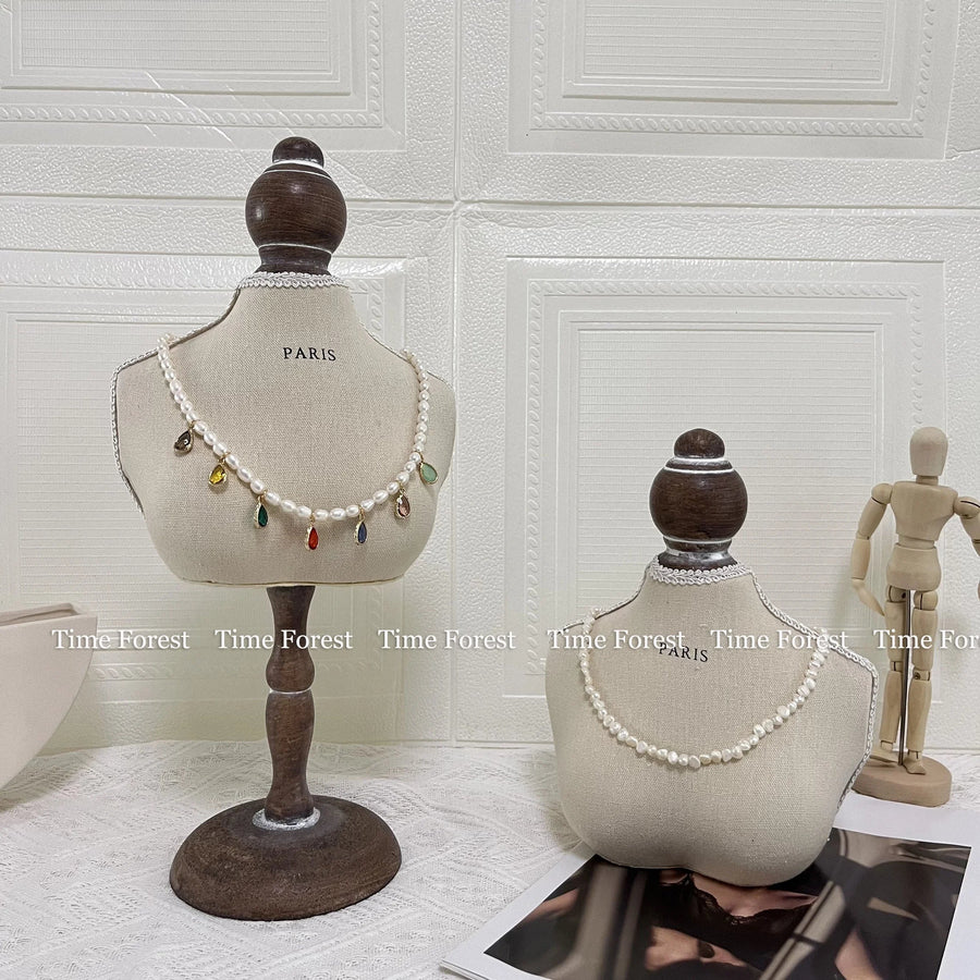 Buste Collier Tissu Beige Pied en Bois Petit et Grand