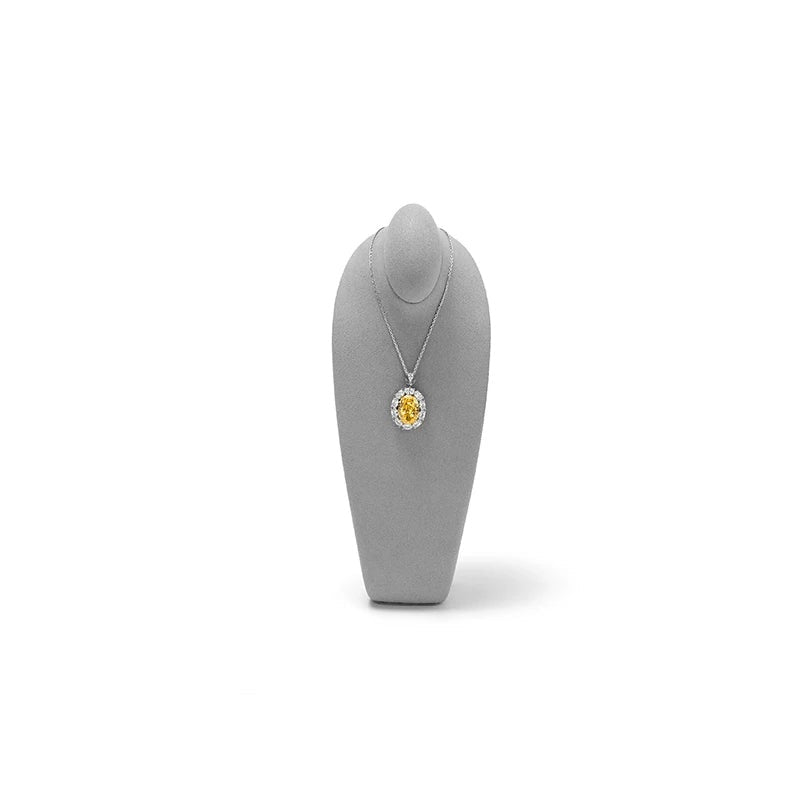 Buste collier microfibre gris 25 cm sur fond blanc